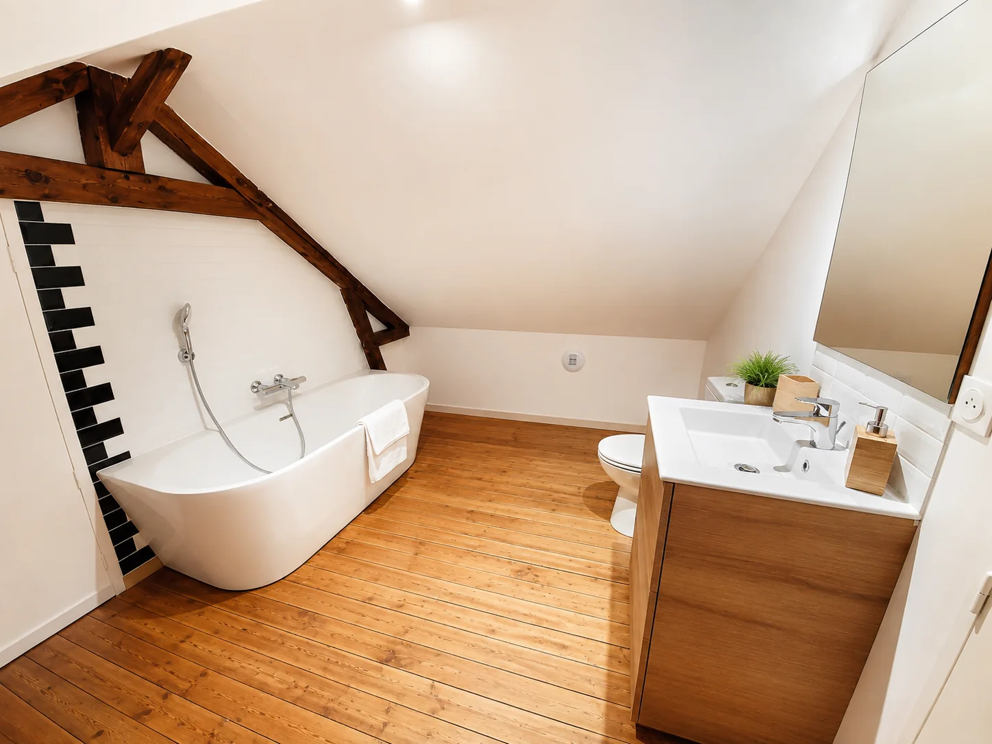 Salle de bain mansardée avec baignoire