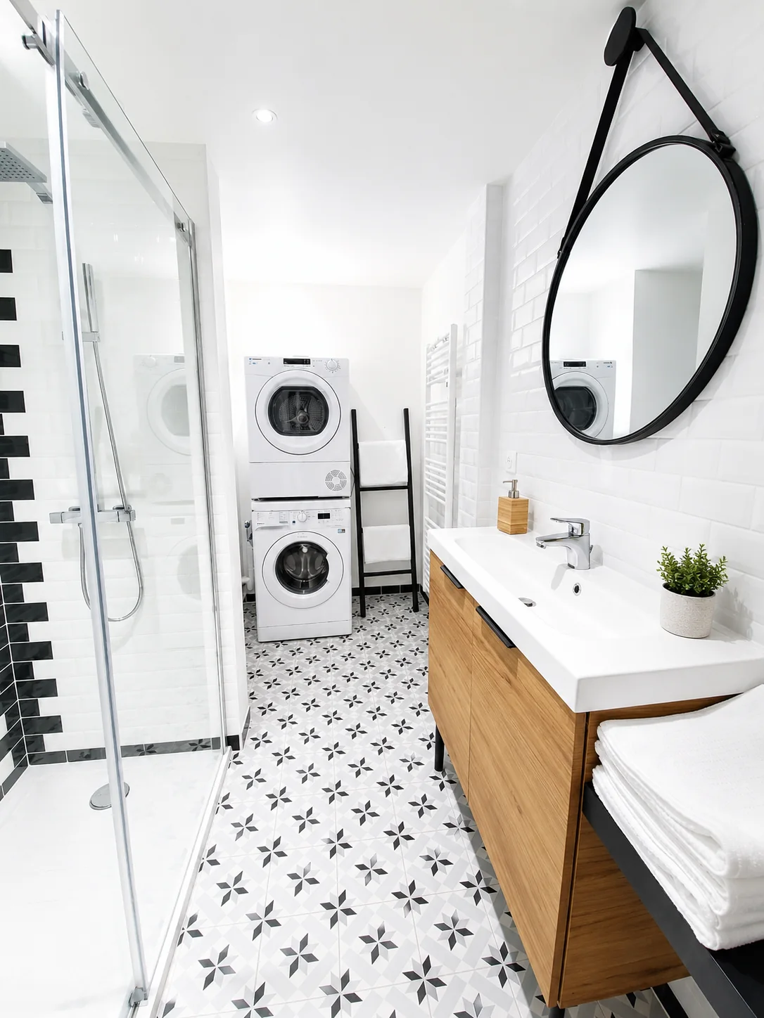 Salle de bain avec douche et buanderie