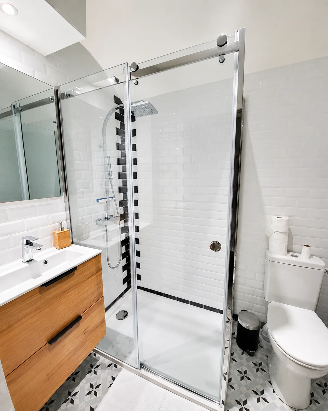 Salle de bain avec douche et WC