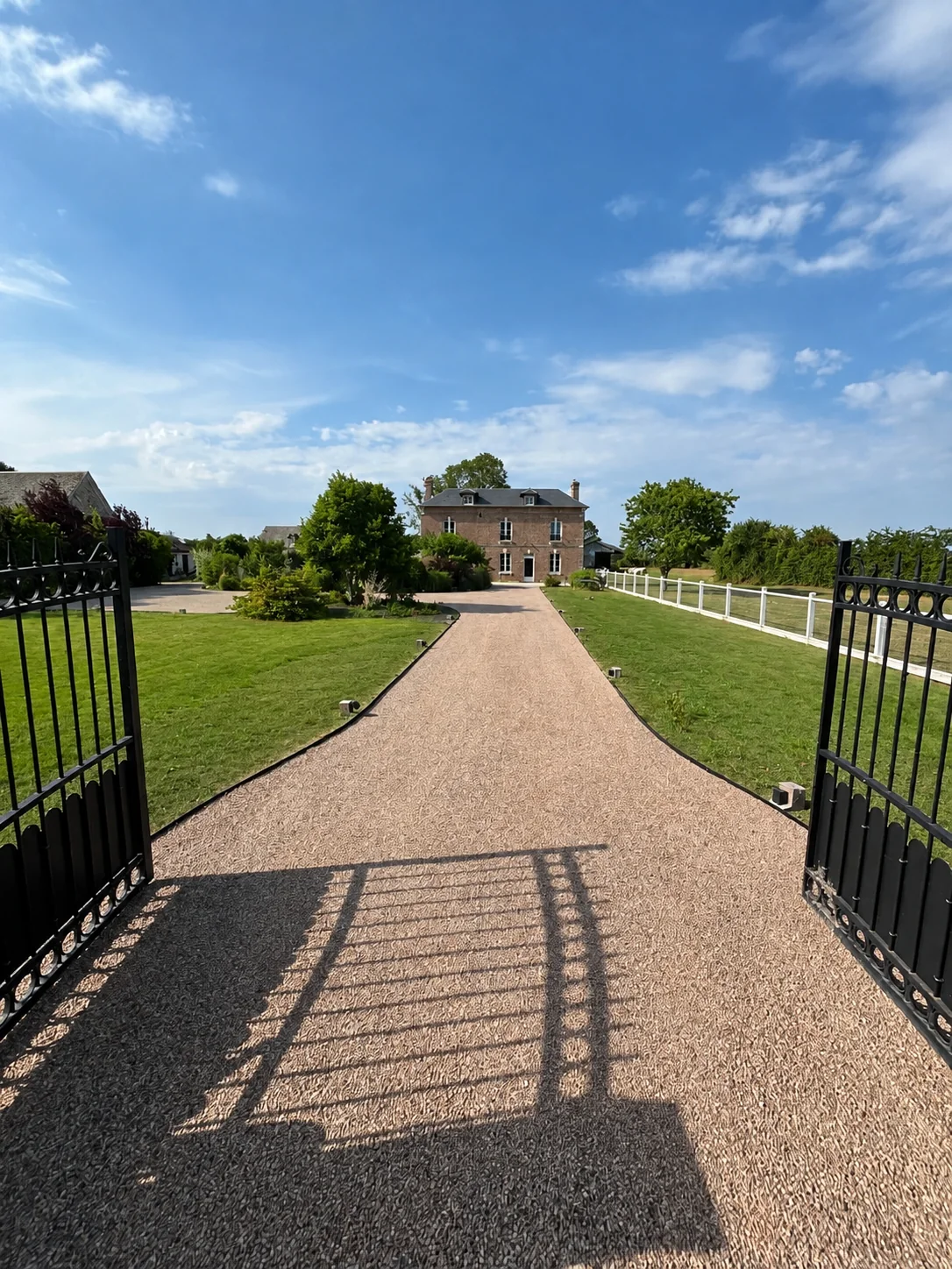 Entrée, portail et allée de La Maison des Jonquerets