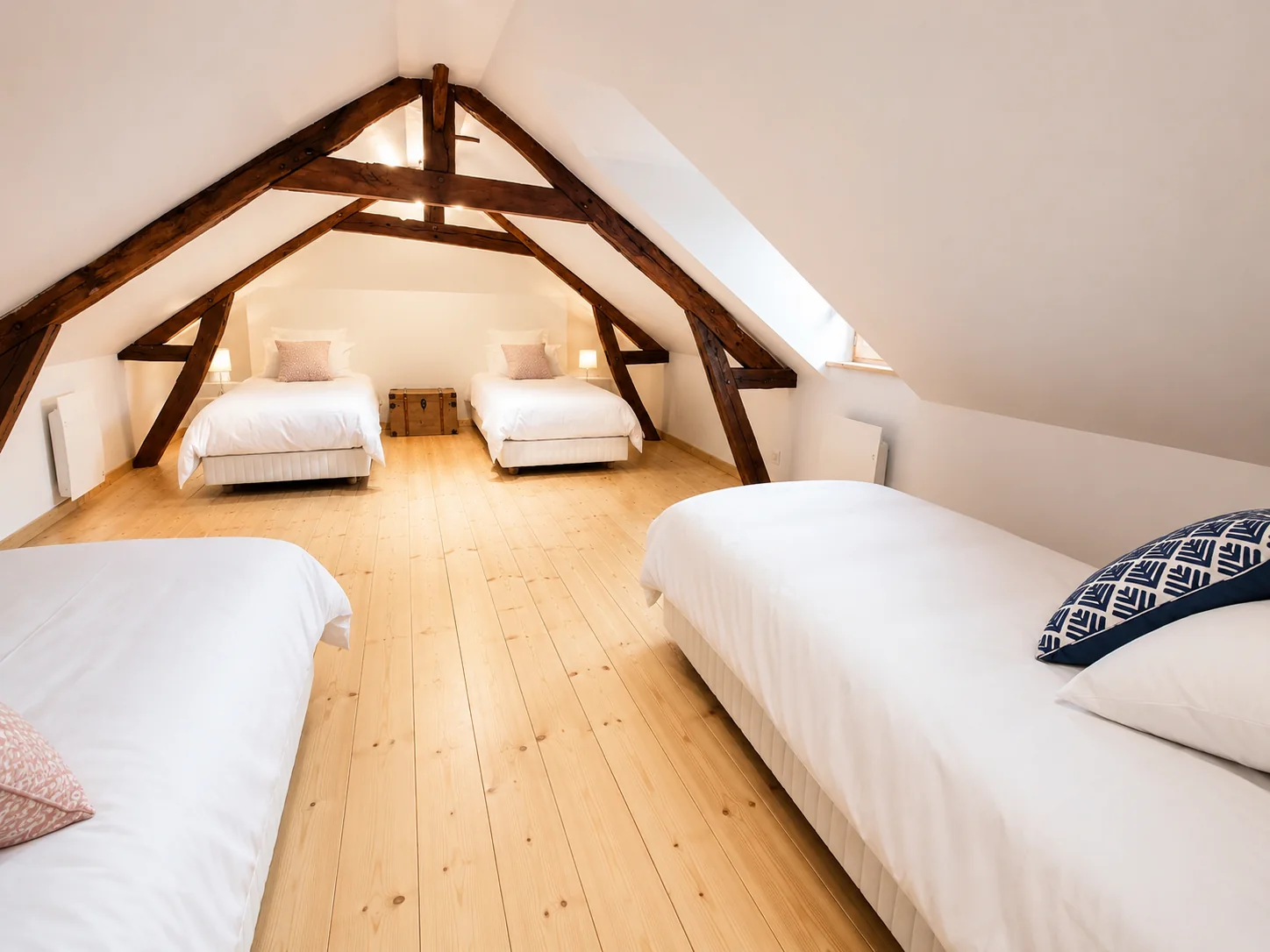 Grande chambre mansardée avec quatre lits