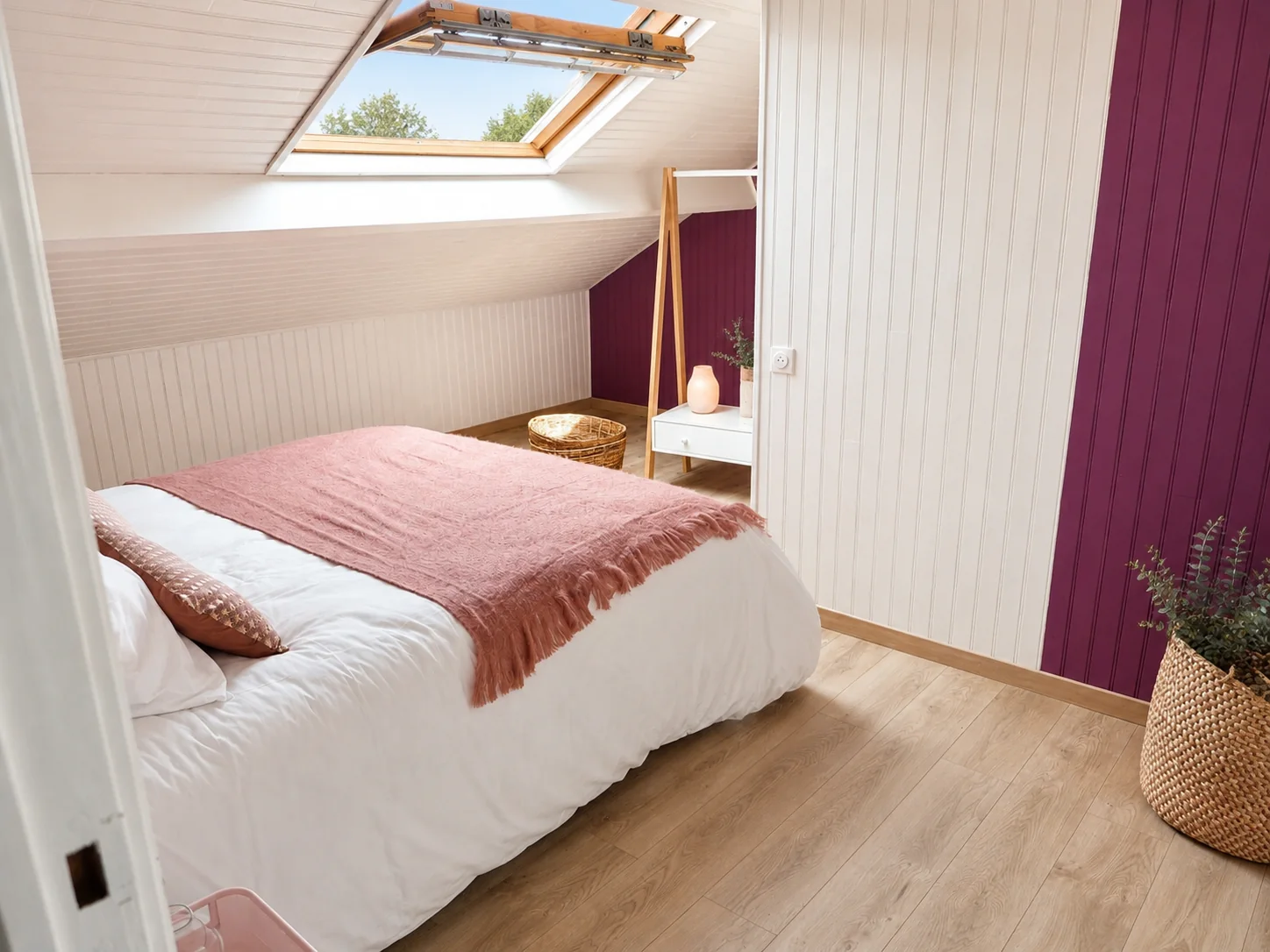 Chambre mansardée rose