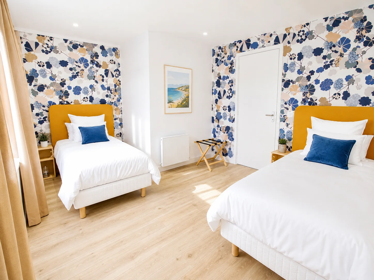 Chambre à deux lits et papier peint fleuri