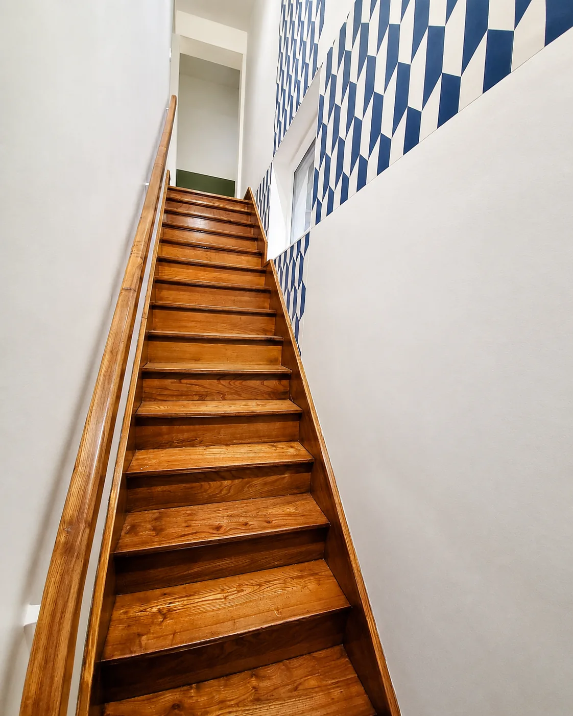 Escalier en bois et papier peint bleu
